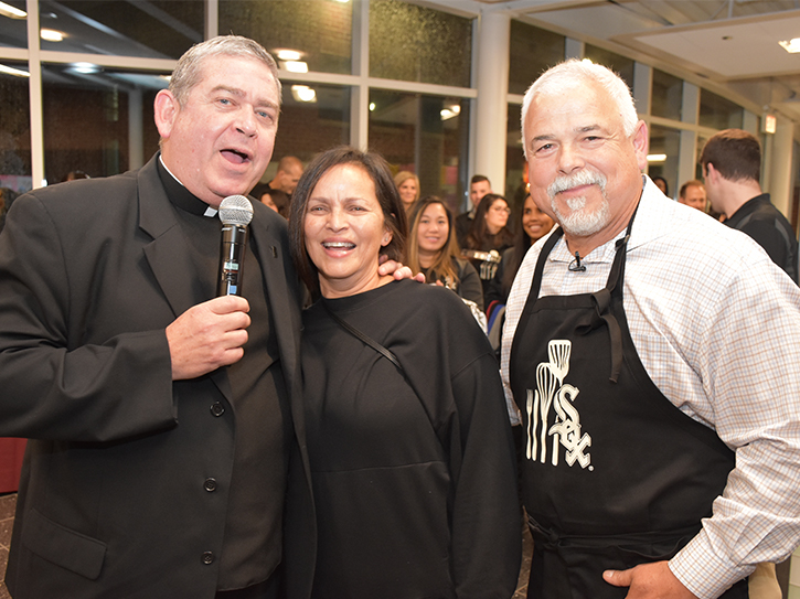 White Sox manager Rick Renteria and wife Ilene serve Thanksgiving dinner