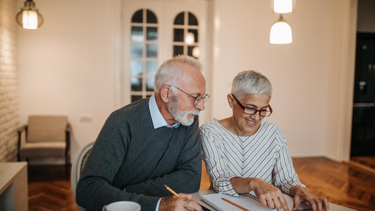 Couple analyzes finances